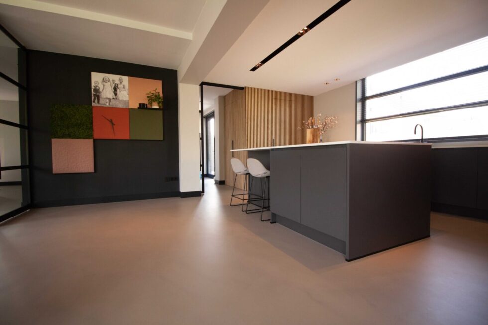 Tijdloze gietvloer in keuken