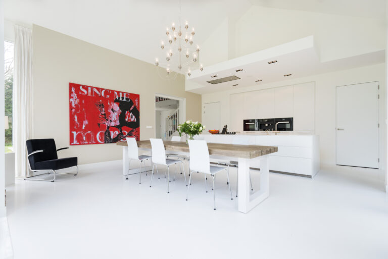 Superbase gietvloer EPI White Sensation in witte keuken