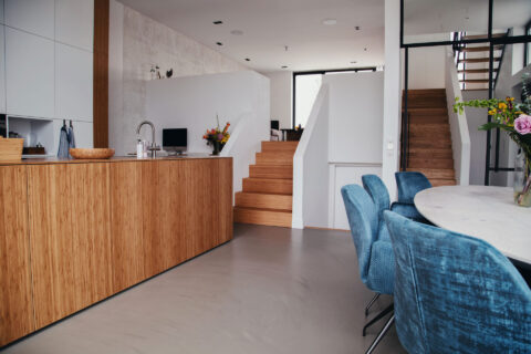 Superbase gietvloer EPI Autumn in houten keuken