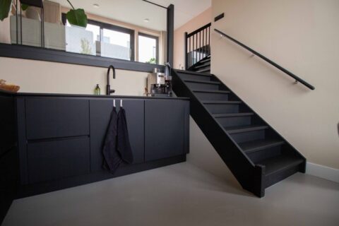 Superbase gietvloer EPI Warm met zwarte keuken