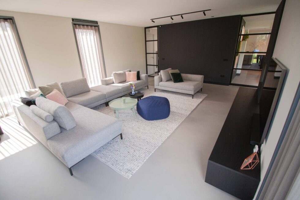 Corestone Classic Gietvloer EPI Full Taupe in woonkamer