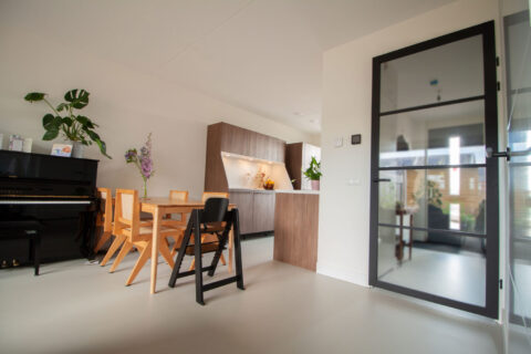 Superbase gietvloer EPI Silver Sand in houten keuken