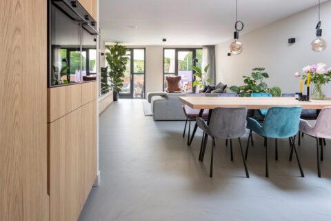 Corestone Classic gietvloer Sky Grey in keuken